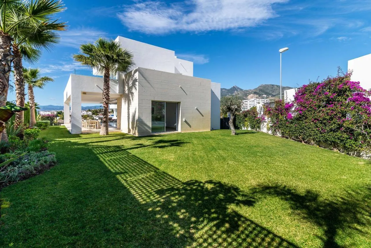 New Luxurious 4-Bdrm Villa Next To Beach/Golf — La Finca Marbella